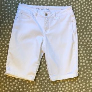Signature Studio White Shorts Size 8